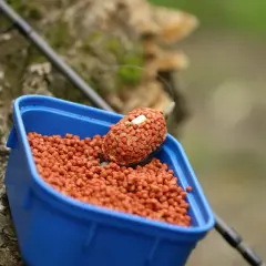 Jak przygotować mikro pellet do method feeder, by nie rozpadał się w wodzie? Widać tu gotowy do użycia koszyczek z przynętą.