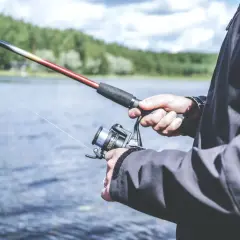 Łowienie na spinning z brzegu. Sprawdź jakie opłaty dodatkowe do karty wędkarskiej mogą być wymagane.