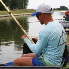Wędkarz z haczykami do łowienia z opadu, jak zminimalizować ryzyko pustych brań.