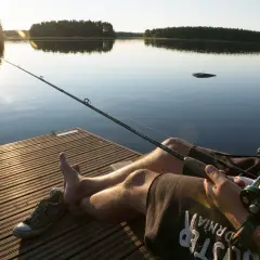 Wędkarz na pomoście, słońce zachodzi. Kto ma prawo kontrolować wędkarza nad wodą oprócz PSR? Tylko przyroda i spokój.