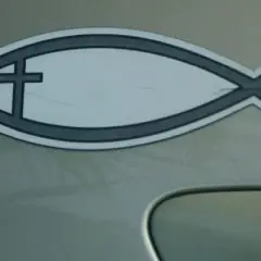 Co oznacza znak ryby na samochodzie? Odkryj jego głębokie znaczenie