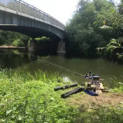 Wędka z podajnikiem nad rzeką, pod mostem. Jak uratować spławik zerwany na drzewie lub w trzcinach?