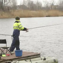 Wędkarz na pomoście. Czy aplikacja mObywatel pozwoli dodać kartę wędkarską?