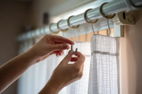 Jak powiesić firanki na haczyki - proste triki dla idealnego efektu