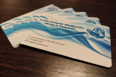 Zniszczona i nieczytelna karta wędkarska PZW Poznań. Czy grozi za to mandat?