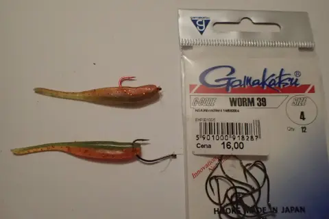 Haczyki do drop shota Gamakatsu Worm 39, rozmiar 4. Przynęty gumowe z zamontowanymi haczykami, gotowe do pracy.