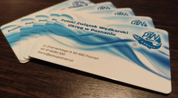 Zniszczona i nieczytelna karta wędkarska PZW Poznań. Czy grozi za to mandat?