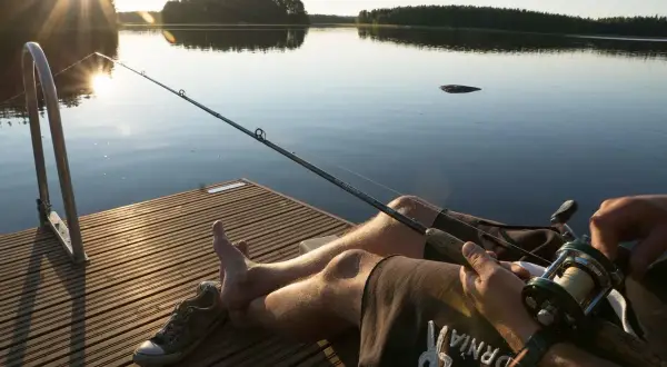 Wędkarz na pomoście, słońce zachodzi. Kto ma prawo kontrolować wędkarza nad wodą oprócz PSR? Tylko przyroda i spokój.