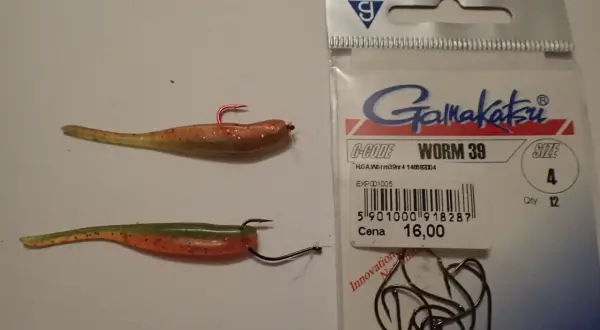 Haczyki do drop shota Gamakatsu Worm 39, rozmiar 4. Przynęty gumowe z zamontowanymi haczykami, gotowe do pracy.