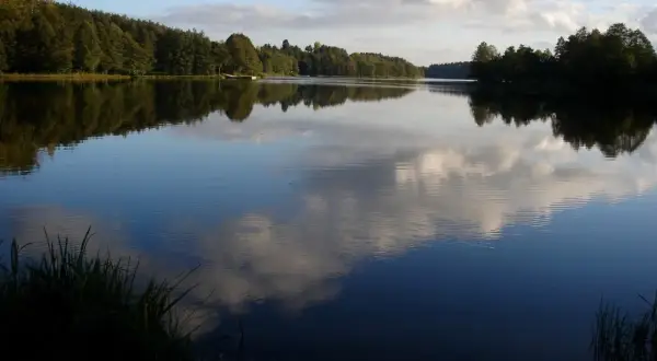 Jezioro Sumowo: Odkryj piękno, wędkarstwo i atrakcje w okolicy