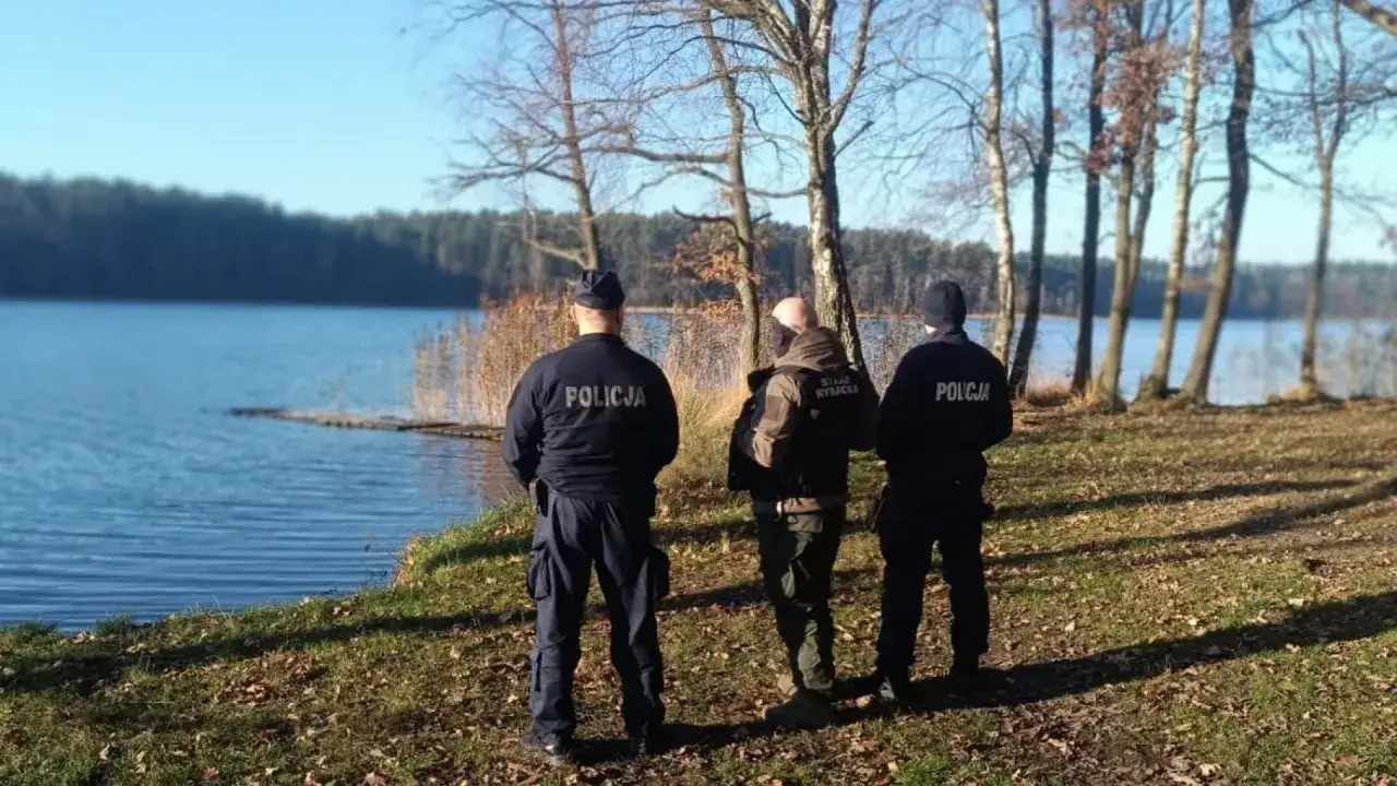 Straż rybacka i policja nad jeziorem. Zatrzymanie karty wędkarskiej za brak uprawnień lub inne wykroczenia grozi konsekwencjami.