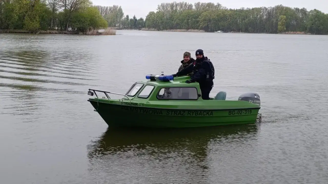 Strażnicy Państwowej Straży Rybackiej na łodzi patrolują wodę. Kto ma prawo kontrolować wędkarza nad wodą oprócz PSR?