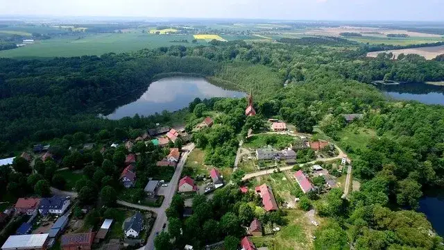 Zdjęcie Chycina - ukryta wieś w Polsce z pięknym jeziorem i historią