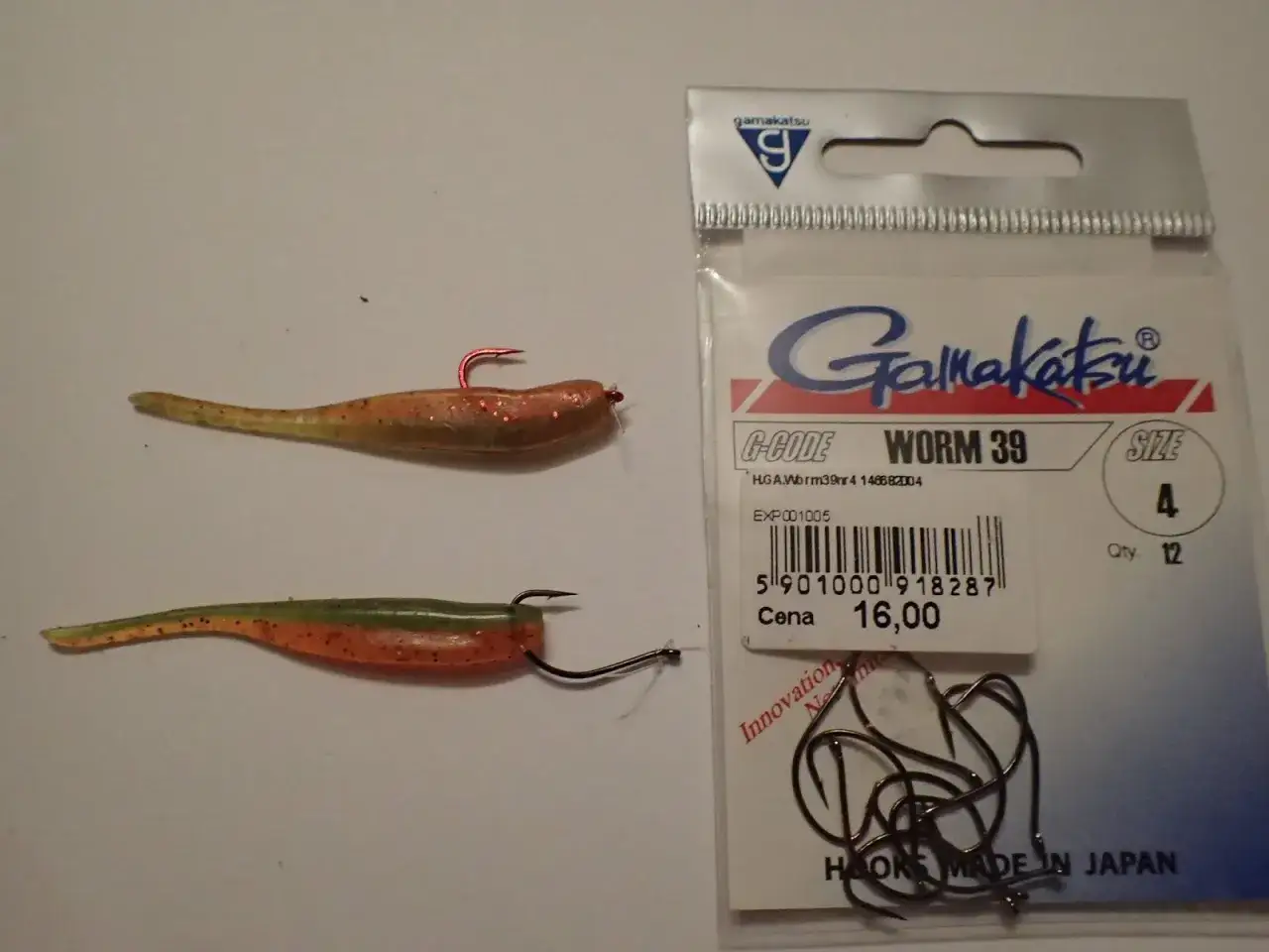Haczyki do drop shota Gamakatsu Worm 39. Dwa gumowe robaki z zamontowanymi haczykami, pokazujące, jak zamontować przynętę, żeby pracowała naturalnie.