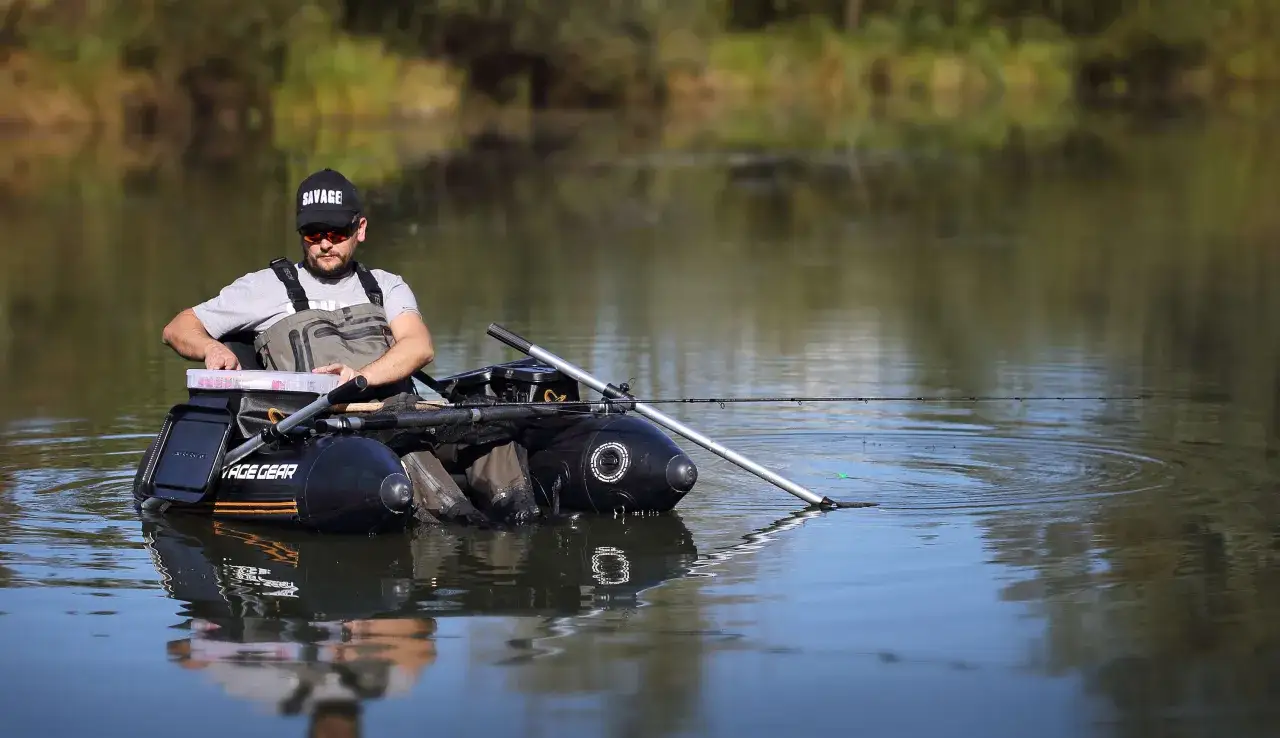 Wędkarz łowi na muchę z belly boat. Pokazano, jak bezpiecznie rzucać sznurem z wody, by nie przeszkadzać innym.